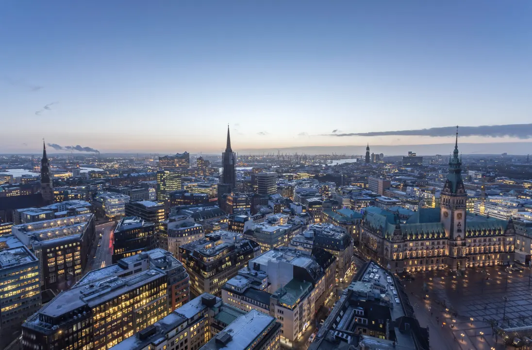 Hamburger Skyline mit Rathaus in der Abenddämmerung